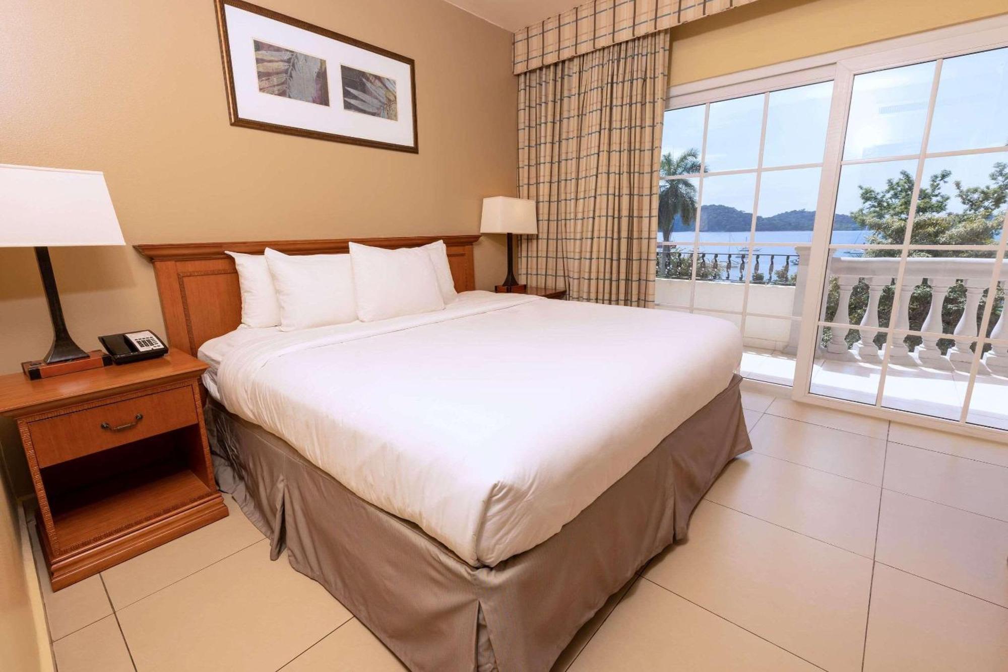 Radisson Hotel Panama Canal Cidade do Panamá Exterior foto A bedroom at the Hilton San Salvador