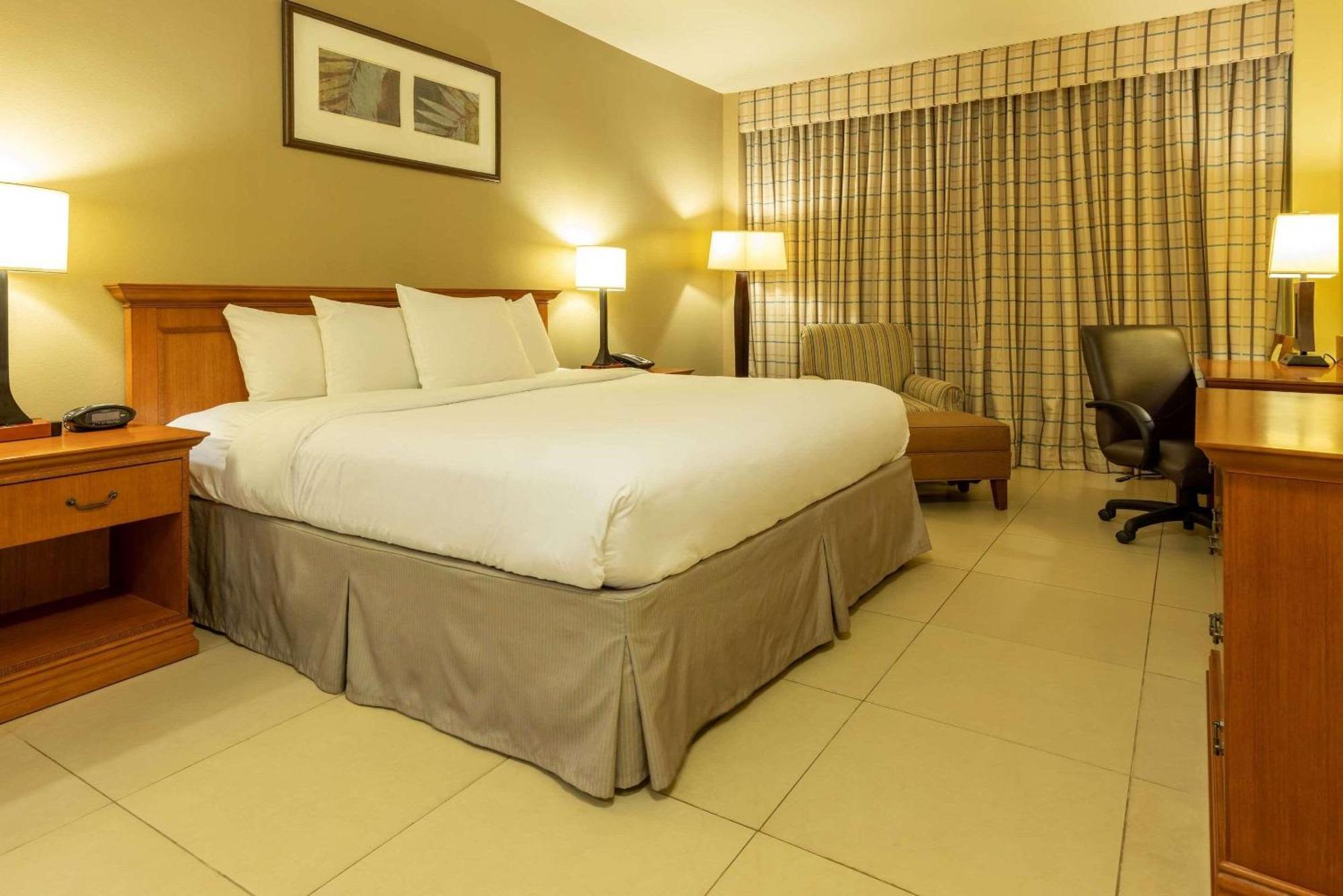 Radisson Hotel Panama Canal Cidade do Panamá Exterior foto A typical hotel room